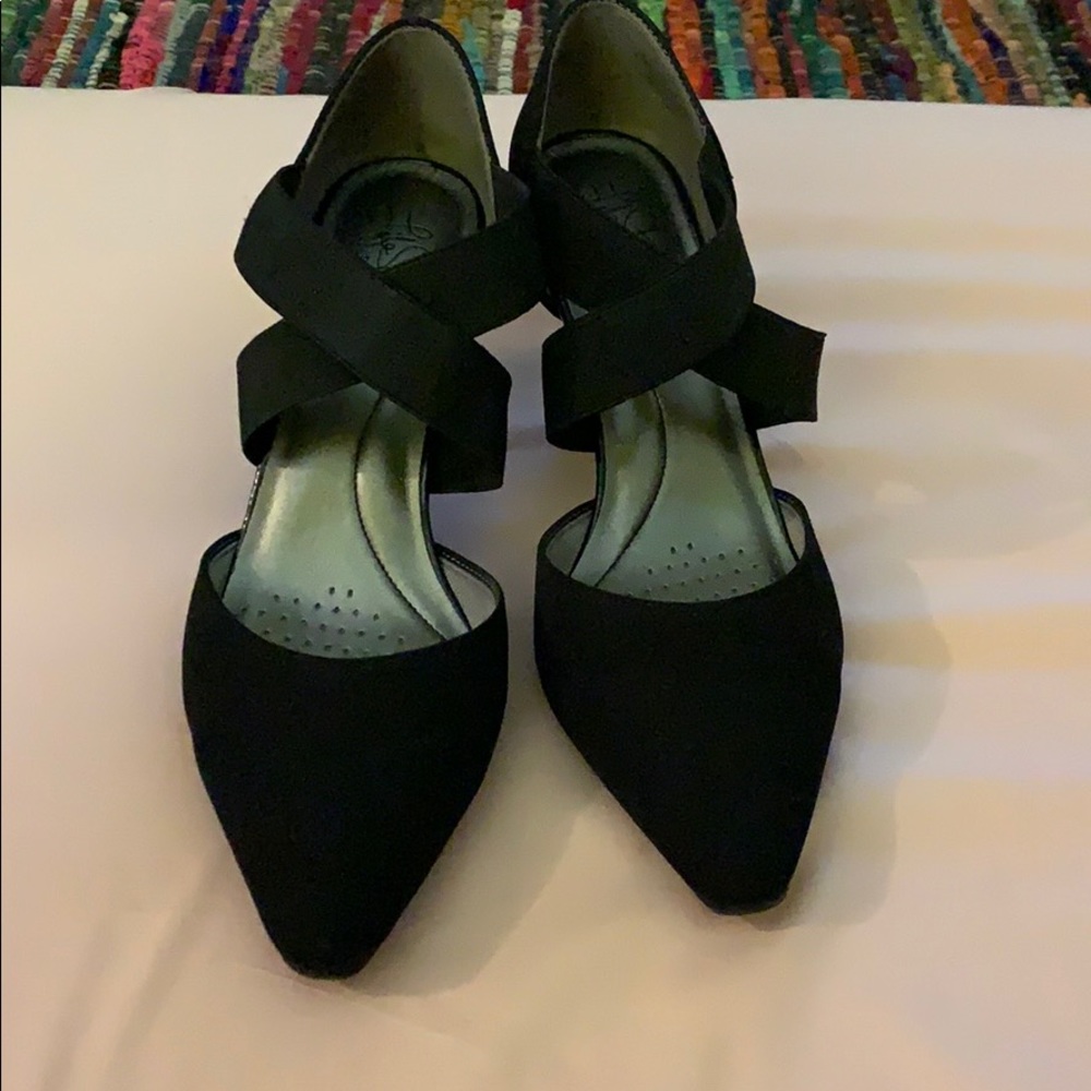 Small heel shoes